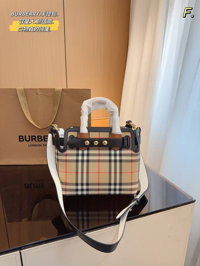 这只 Burberry 真的绝了 背上它感觉自己都变得 瘦弱 了起来 款式简洁又时尚 炒鸡适合街拍 容量足够大 包身又很轻 日常通勤或出游妈咪包绝对够用尺寸 2