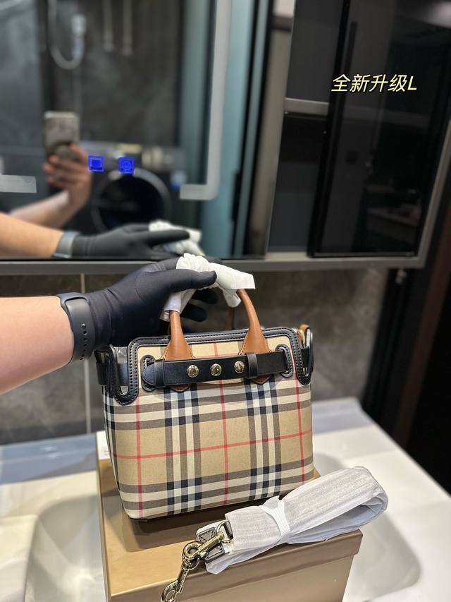 出街新宠 博柏利burberry小号tote包 博柏利的tote越看越觉得好看了 每天背同样的小包包 已经没有感觉了 于是就入了一直心心念念可以通勤的大包 大包