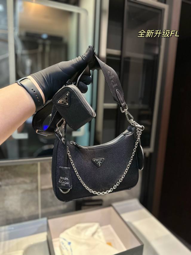 礼盒包装 Prada Hobo Combo 三合一 今年的新款hobo Bag 原厂定制3Cm三角标牌 专注细节 认准品质 有可调节长度的 尼龙刺绣logo肩带