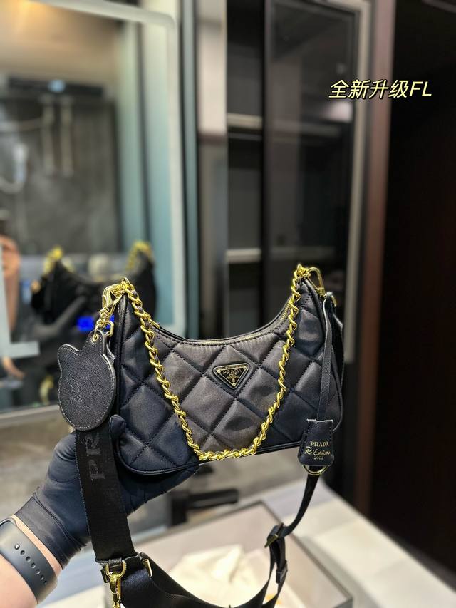 礼盒包装 Prada Hobo Combo 三合一 今年的新款hobo Bag 原厂定制3Cm三角标牌 专注细节 认准品质 有可调节长度的 尼龙刺绣logo肩带