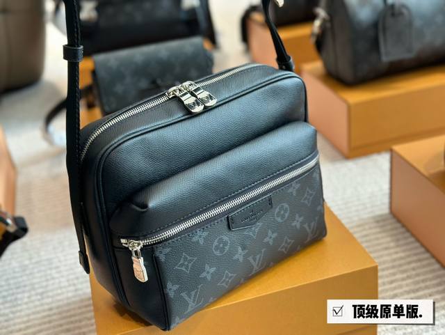 Lv Outdoor邮差包 规格:L26.0Xh20.0Xw10.5Cm 男包推荐 Iv Outdoor邮差包害 通勤包必备款 真的很推荐这款 可以斜挎 可以单