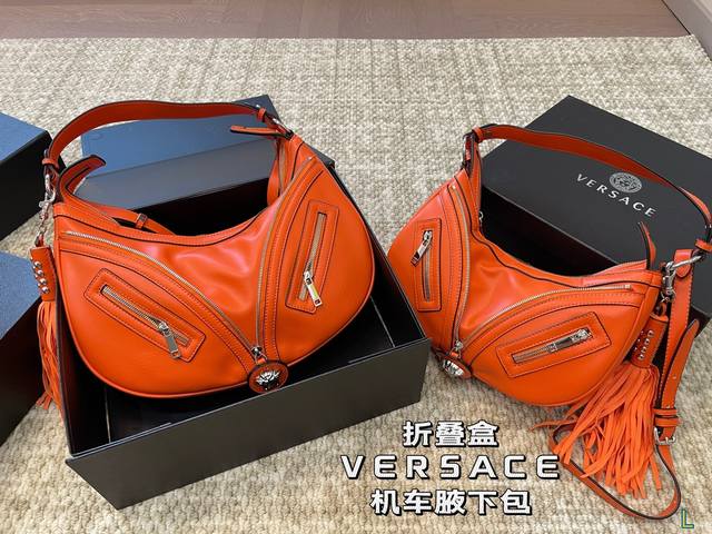 6色 折叠盒 范思哲 Versace 机车腋下包 配长肩带 可单肩可斜挎 完美诠释繁复主义美学 上身真的很绝 非常减龄的一款包 日常随便穿一身黑它就是点睛之笔