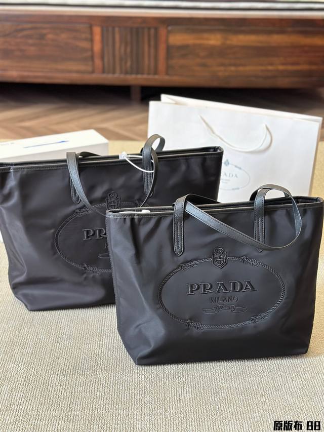 原版布 Prada大号托特包品 Prada 男士大号托特包 再生尼龙的面料 耐磨抗造 轻便休闲 能够满足日常通勤 出差旅行 健身购物等 多种场合 百搭时尚 功能