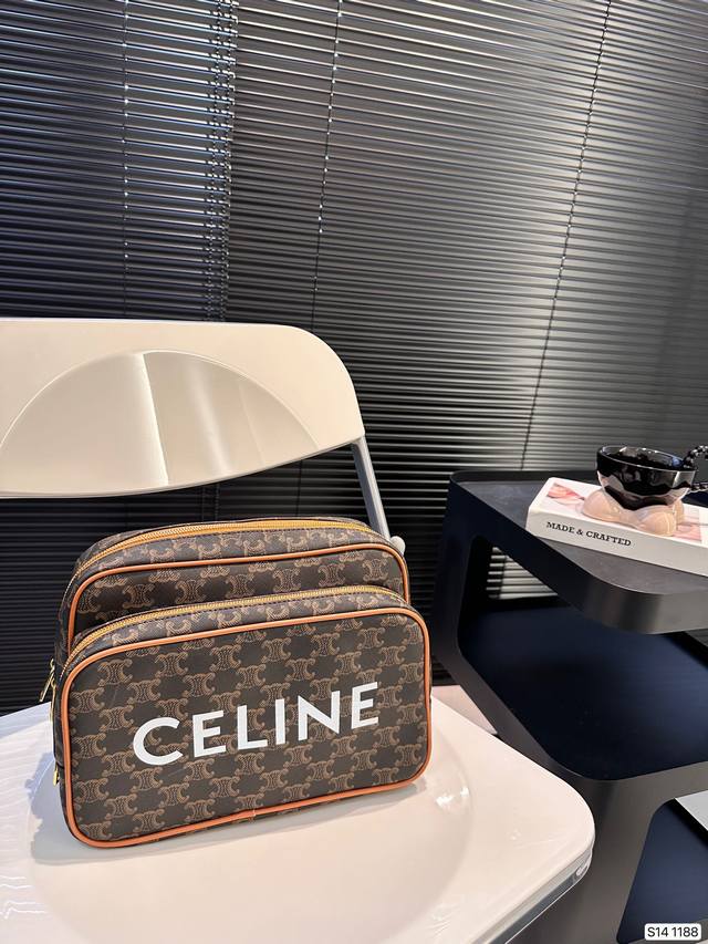 Celine 赛琳双肩包 Triomphe 凯旋门老花双肩包 早春走秀款 将复古元素与利落线条完美结合 焕发出全新的动人魅力 尺寸27 19 货号1188