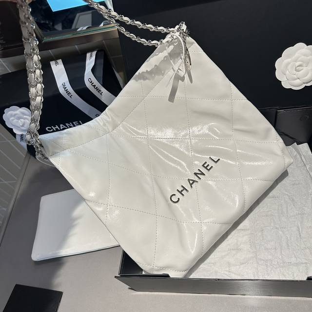 礼盒包装 Chanel22Bagchanel22来啦 期待了很久的 垃圾袋 果然是百搭神器春夏秋冬不挑季节不挑风格盛盛上面b分享四季搭配给大家参考啦盛盛超级耐用