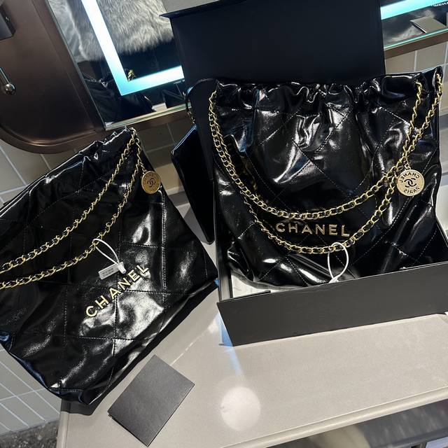 礼盒包装 Chanel22Bagchanel22来啦 期待了很久的 垃圾袋 果然是百搭神器春夏秋冬不挑季节不挑风格盛盛上面b分享四季搭配给大家参考啦盛盛超级耐用