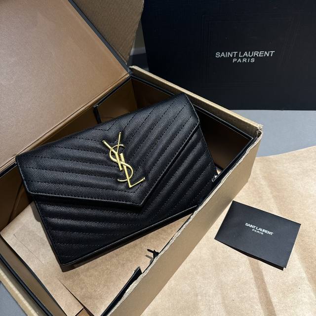 礼盒包装 Ysl 高级鱼子酱 信封包 Woc 新鲜出炉啦简直是美到人心啦 原版五金logo 首选进口皮料 质感超赞 所谓人人必备一款圣罗兰 这个款式必须自留 经