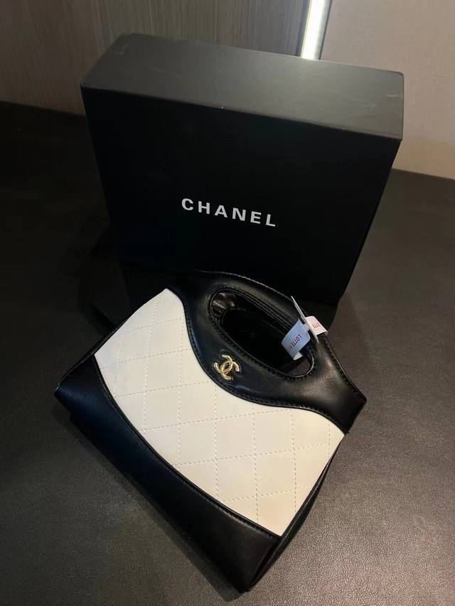 折叠礼盒包装 香奈儿chanel 31Bag Mini链条包 这种独具设计感的经典款很难见到的哇 这种颜值的美包简直是遇到了就必背的存在 相比较以前的中古来说