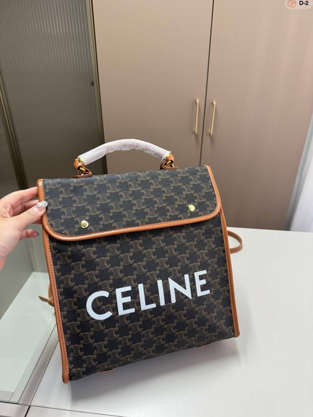 Celine 赛琳 新款 Triomphe 凯旋门老花双肩包 早春走秀款 将复古元素与利落线条完美结合 焕发出全新的动人魅力 D-2尺寸29.11.31