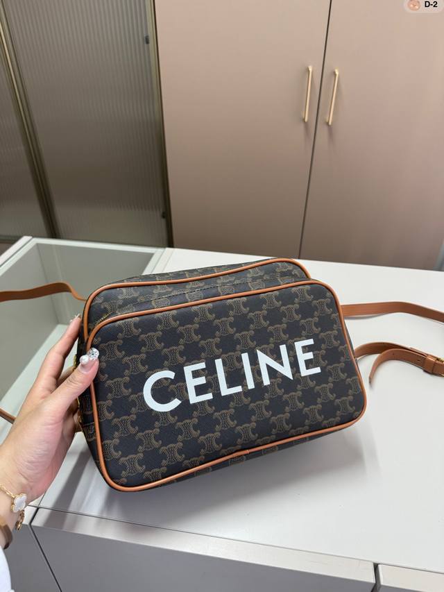 Celine 赛琳 新款 Triomphe 凯旋门老花双肩包 早春走秀款 将复古元素与利落线条完美结合 焕发出全新的动人魅力 D-2尺寸27.9.19