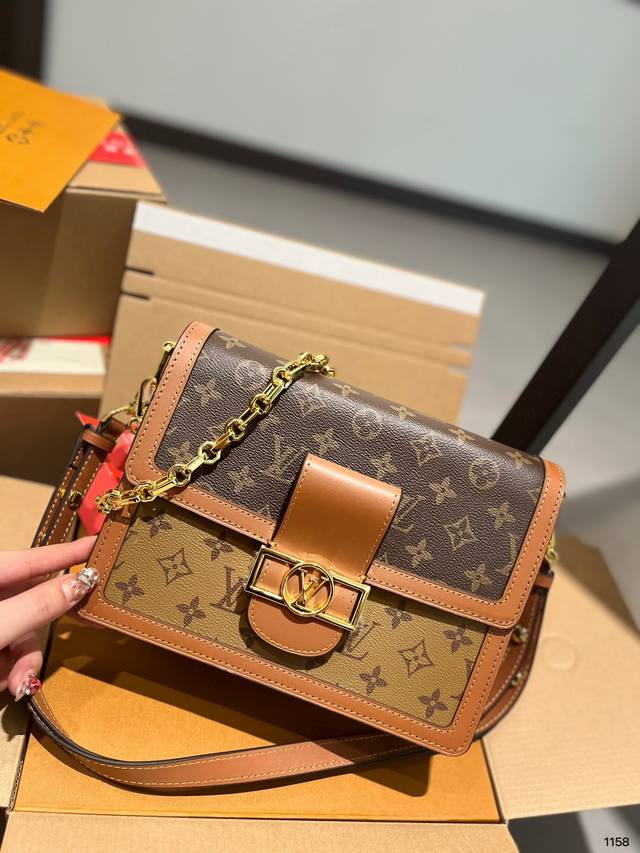 Lv 达芙妮 Dauphine 女装艺术总监nicolas Ghesquiere之手的改良版设计 将monogram帆布与monogram Reverse帆布相