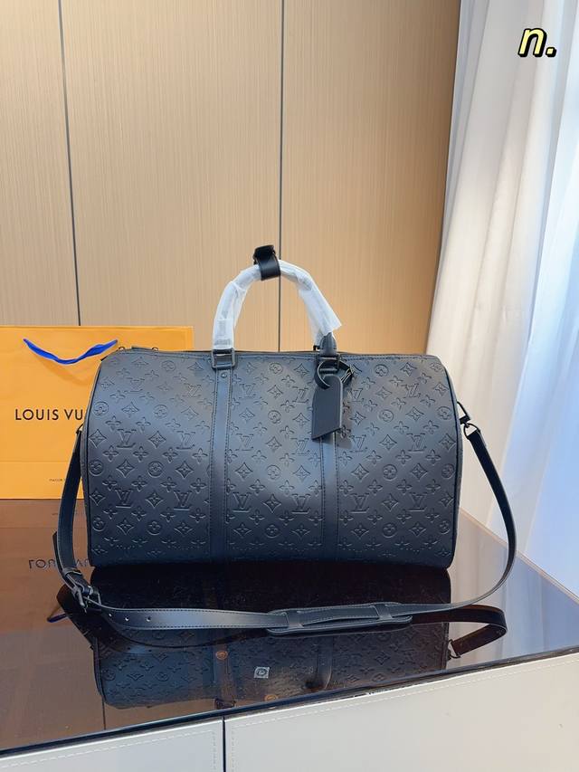 Lv 路易威登 24春夏限量新款keepall 旅行包 一只帅气能装的旅行袋 时尚爆发款火热来袭 经典设计大气可观男女通用款 包包采用原版皮质 超级厚实 耐磨