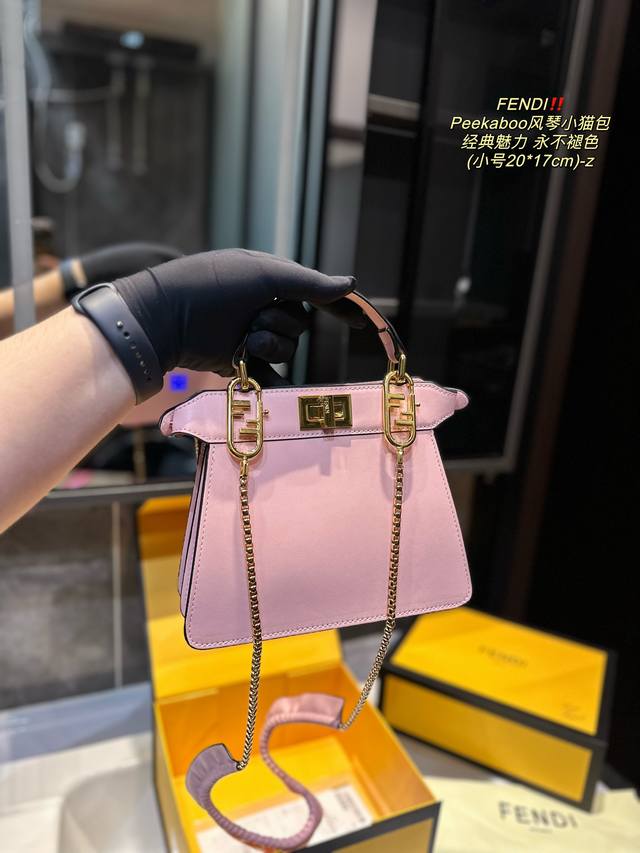 折叠礼盒 芬迪fendi Peekaboo风琴小猫包 经典魅力永不 褪色 双层收纳空间 内外兼修 内衬都是延续 躲猫猫 的灵感 给足质感 不经意流露的 高级心机