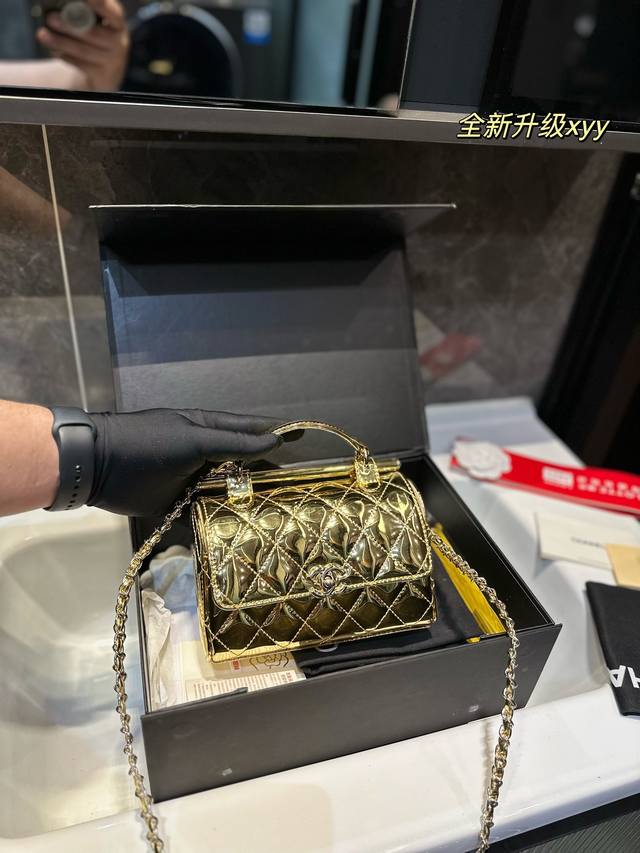 礼盒包装 Chanel 2024新品漆皮小香牛皮最近好多明星都在背chanel 这款包是由老佛爷karl Lagerfeld和chanel现任创意总监virgi - 点击图像关闭