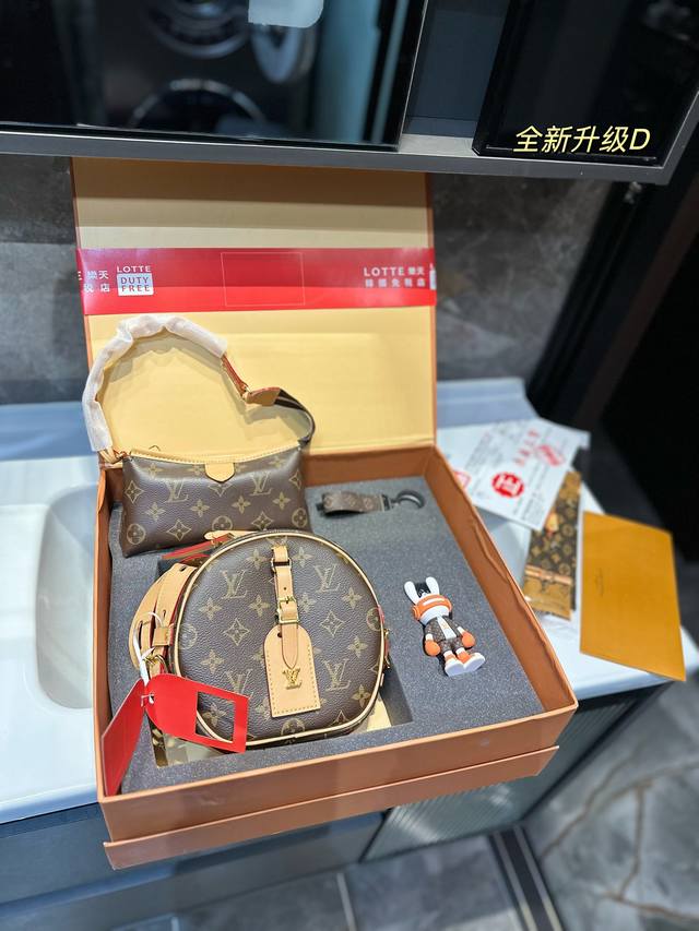 折叠礼盒 Lv Boite Chapeau 系列 经典精巧 Lv 牛皮圆饼包经典的路易*威登帽盒摇身变为此款风格可爱的随身小袋 小巧而实用 双版本设计 经典mo