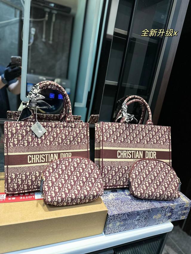 折叠礼盒 Dior Book Tote今年最喜欢的一款购物袋 Tote我用的次数最多的包 因为容量超级大 不管什么东西都向里面放 当然凹造型也是必须有的 这款d