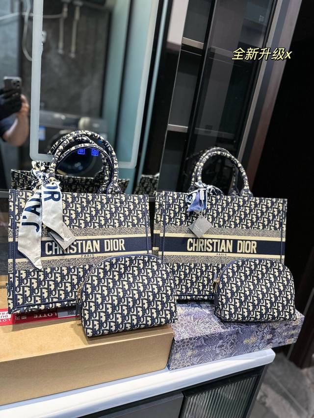 折叠礼盒 Dior Book Tote今年最喜欢的一款购物袋 Tote我用的次数最多的包 因为容量超级大 不管什么东西都向里面放 当然凹造型也是必须有的 这款d