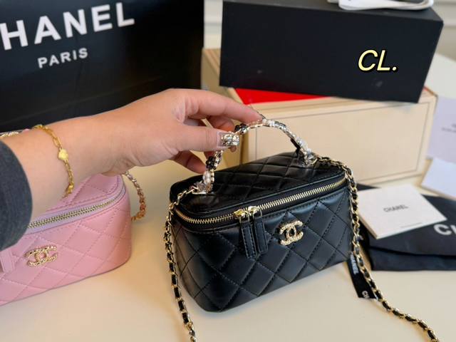 折叠盒 Size:17 10 Chanel 香奈儿23K山茶花手柄盒子包 超精致珐琅小花朵 太美啦 Logo的拉丝工艺扣也很点睛 单肩 斜挎或手拎都 高贵大方又