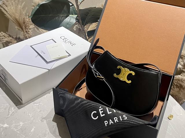 牛皮 折叠礼盒 Celine 24Ss 最新手袋tilly 精致又带有甜美度的圆润造型极具法式小资精髓 肩带可调节 小巧又实用 玫瑰粉色 是中国新年独家款喔 尺