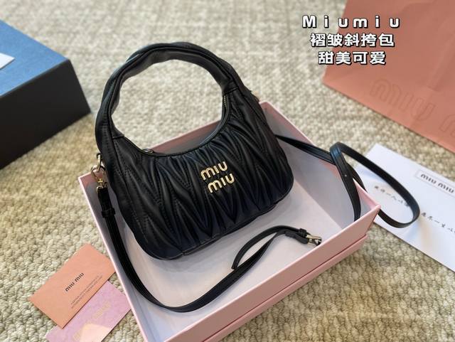 配盒 Miumiu谬谬斜挎包 斜挎 肩背都好看 手感很好 满足任何造型 尺寸 20 11