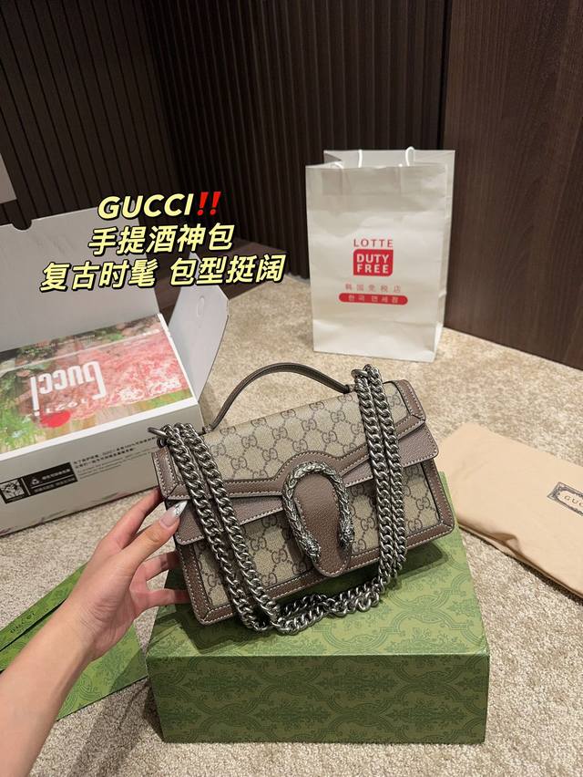 全套包装尺寸24.15 酷奇gucci 手提酒神包 轻松演绎复古时髦 包型挺阔 简约而不简单不需要过多的装饰 日常搭配西装和t恤 就能将高级感体现的淋漓尽致