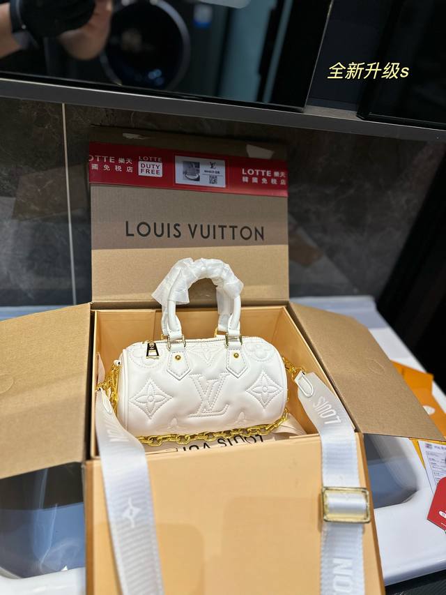 Lv Speedy Nano 枕头包 这款retiro 手袋以标志性的lv老花面料制成 搭配奢华的变色牛皮饰边 经典永恒 优雅低调的外形设计和宽敞的包 全包对花