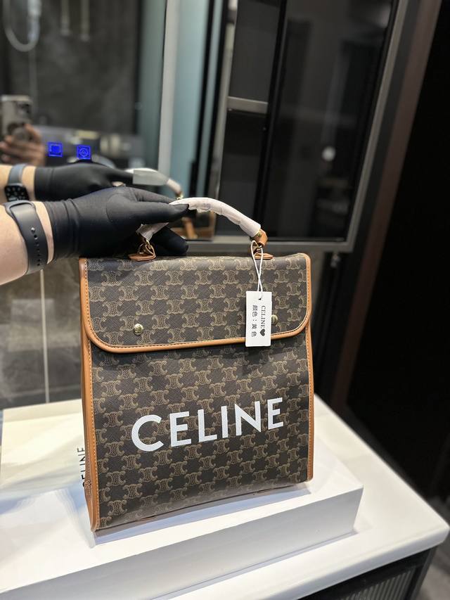 Celine 老花双肩包 大气又不失个性 任何搭配都可轻松驾驭 是每个优雅可爱女孩必入单品l尺寸29.32