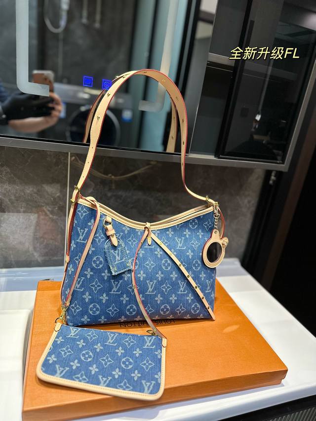 礼盒包装 Lv Carryall牛仔托特包 简直是王炸好嘛 随性高级的风格再搭配上耐造实用的款式简直太绝了 蓝色老花的款式日常超级好搭配的 简单背着它就抄起范儿