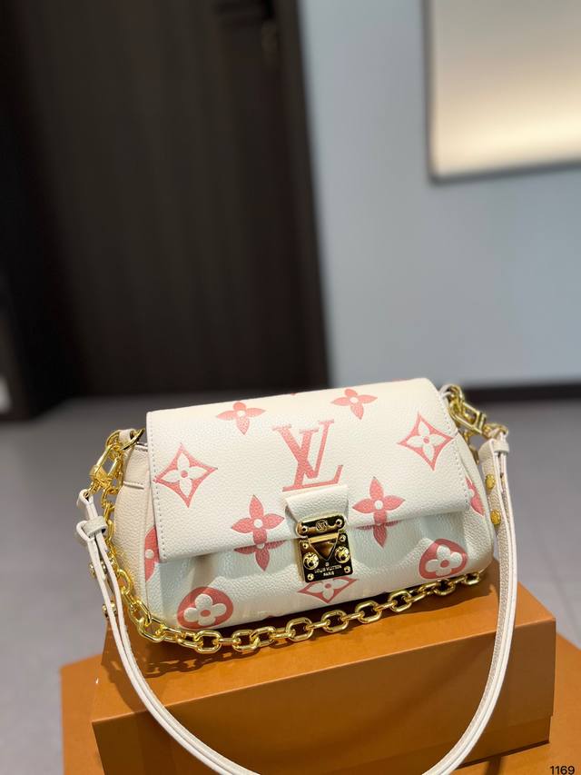 Louis Vuitton Favorite 饺子包 非常低调耐看 全皮质感满满 多种背法 可盐可甜 尺寸23 14Cm