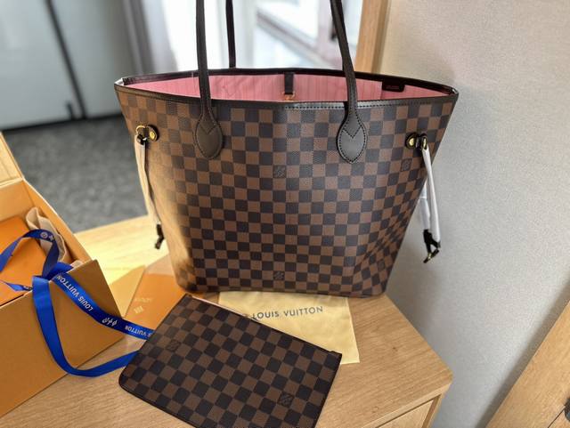 变色皮 折叠礼盒包装 原单lv Neverfull 购物袋 入门级的款式哦 绝对的终身款 此物经典不言而喻 街拍和实用都是非常nb的选择 大家拿到后可以感受下