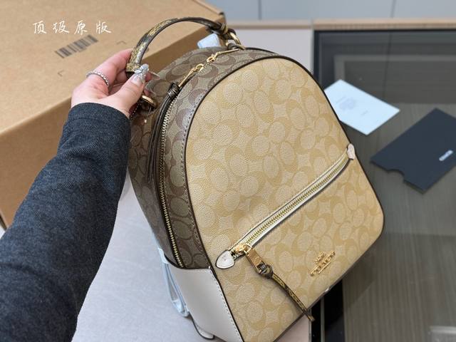 配飞机盒 Size 24*28Cm 蔻驰 双肩包..新款 真的美翻了 多大年龄轻松驾驭 涂层帆布的面料搭配皮革 超级耐造的包包 你不会选错的