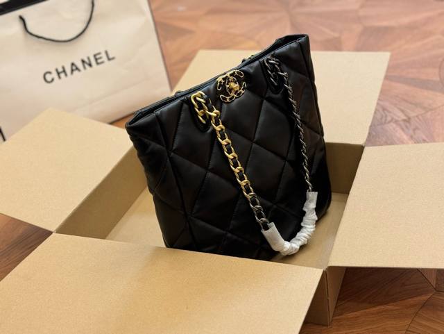 配飞机盒 Size 30.32Cm 香奈儿太好搭配了呜呜呜 Chanel Bag 更酷哦 面料很耐造 高级感拉满