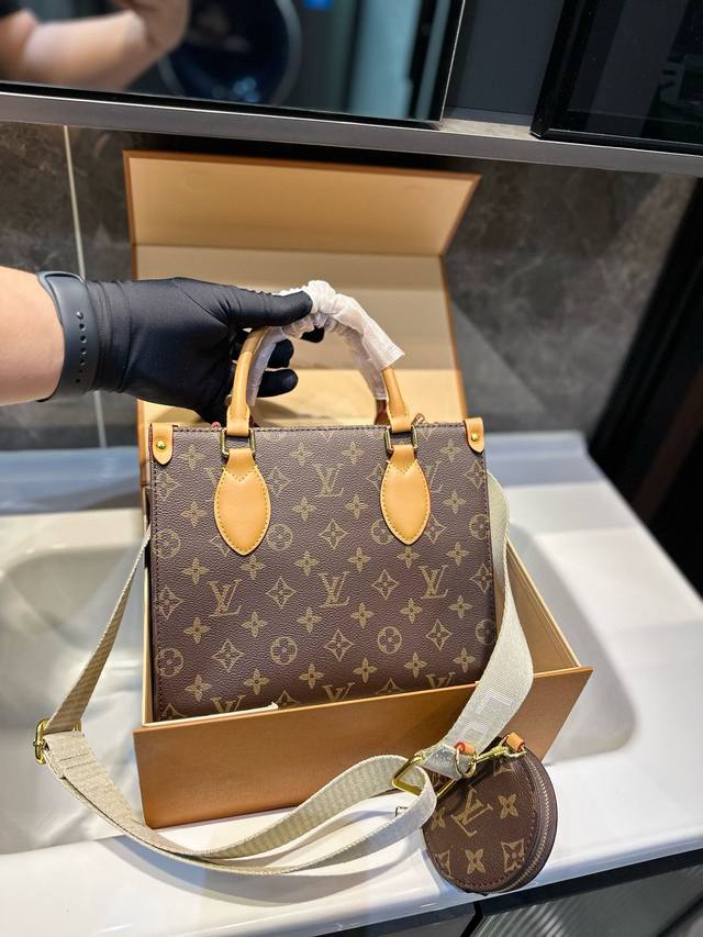 Lv Onthego 新款丛林包 Onthego绝对是通勤工具包必备单品之一轻盈容量大百搭最最关键不娇气小号的尺寸刚刚好也不像老花的容易撞款 Jc尺寸小号25C