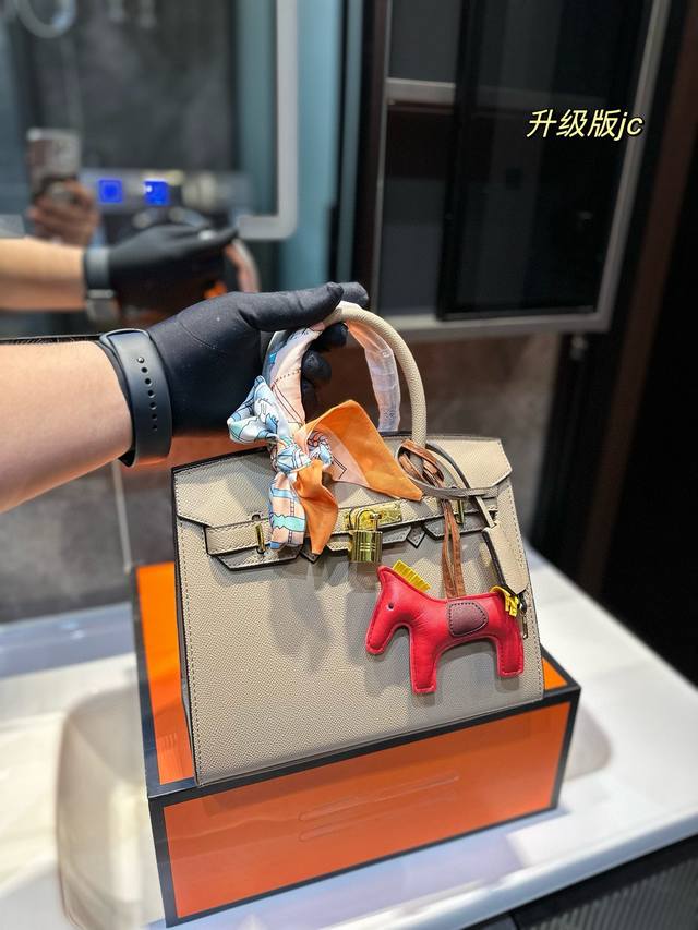 Hermes Kelly 30Cm 最近娱乐圈出镜率最高的一款包包 H家永恒的经典. 凯莉包好随意搭配 不管怎么穿 随便一背都好看 而且一点都不挑人很显气质 头