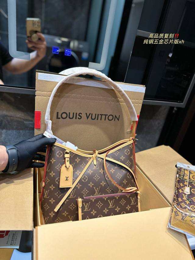 折叠飞机礼盒 Lv Carryall无论是外观还是实用性都下了功夫的carryall腋下包 自重轻容量大 肩带自由调节长度 腋下包到单肩及腰上身效果都很好看 还