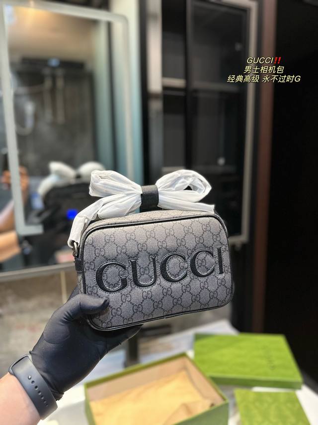 礼盒包装 酷奇gucci 男士相机包 经典配色 彰显品牌的标志性风格 暗纹logo的点缀 展现品牌的时尚气息与独特魅力 尺寸22.15 经典款式 永不过时 让你