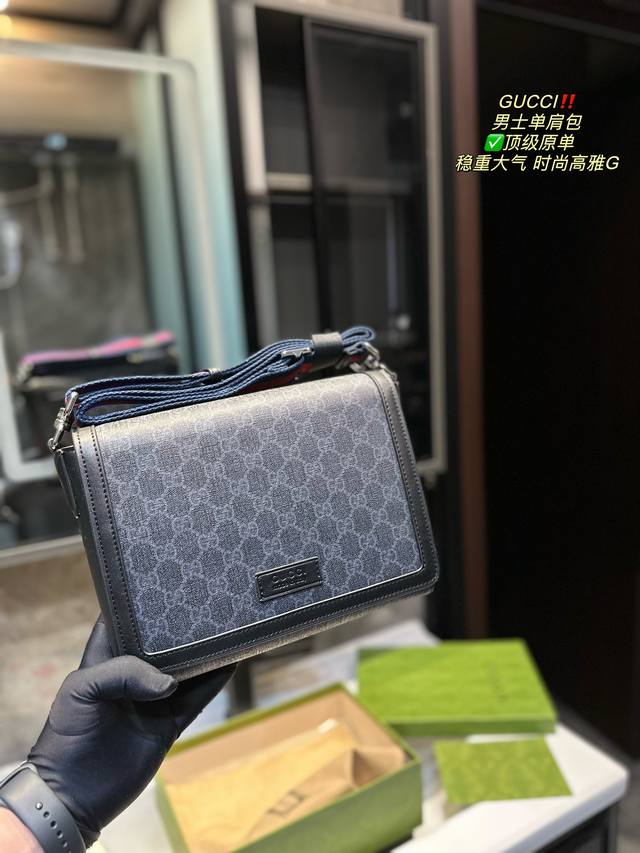 礼盒包装 酷奇gucci 男士单肩包 顶级原单 稳重大气 时尚高雅 经典配色 彰显品牌的标志性风格 暗纹logo的点缀 展现品牌的时尚气息与独特魅力 尺寸25.