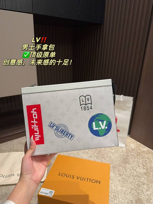 折叠盒尺寸26.20 Lv 男士手拿包 顶级原单 创意感 未来感的十足 而且 很年轻 很有朝气 完全是搭配神器 日常通勤时尚经典 任何风格都可轻松驾驭