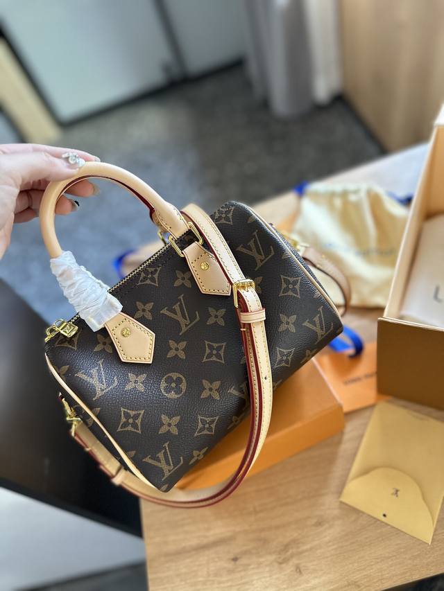 变色皮 折叠礼盒包装 Lv Speedy 20枕头包 Lv 新款系列 枕头包 手袋,全网首发 Lv Speedy Nano 枕头包这款retiro 手袋以标志性