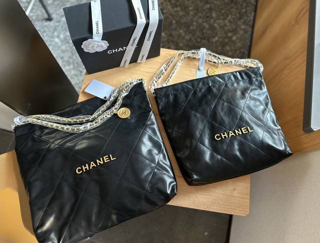 折叠礼盒包装 香奈儿chanel 22Bag垃圾袋 金标 又随性又优雅 卫衣马丁靴还是优雅痞痞小公主 它都能驾驭 四季都可以搭配各种风格 很容易背出慵懒随性的感