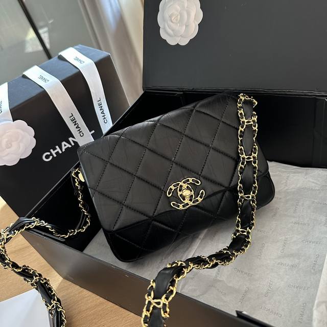 折叠礼盒 Chanel 23K 粗链条19Woc 慵懒随性又好背 上身满满的惊喜 高级慵懒又随性 彻底心动的一只 Size 19Cm