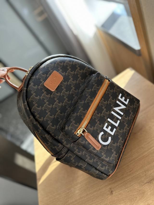 Celine Coach双肩包 热卖爆款 原单顶级货早春海外专柜最新款 品质毋庸置疑 精致的手工工艺和品质受到顾客的青睐 经典双 C Logo 永远都卖不衰的经