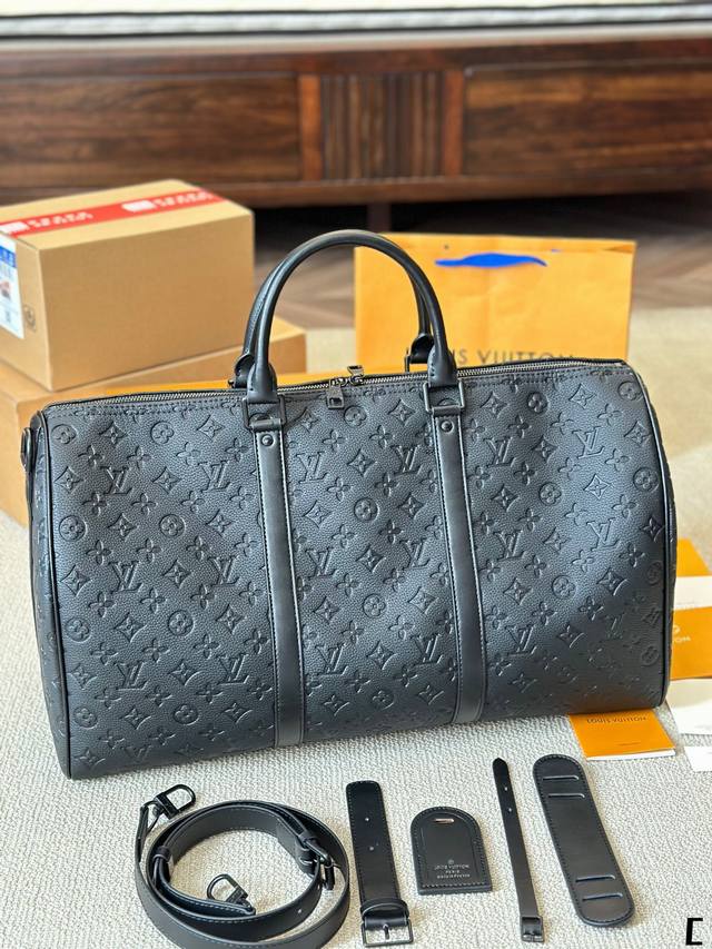 超酷中lv Keepall 50旅行袋 Lvkeepall 出差旅行最常用的一只包 这是超酷的一只包 可以做健身包 也可做旅行袋 容量超级感人非常的实用 出差三