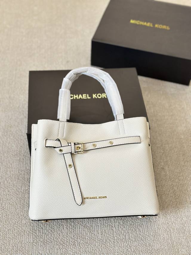 Michael Kors Emilia Mk的emilia 系列 皮带设计作为点缀将硬挺与柔美结合 彰显了女性刚柔并济之美 三分层的设计非常实用 很能装而且便于