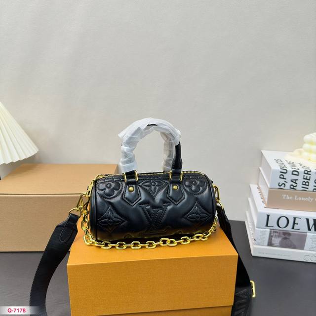 全套礼盒 Lv 枕头包 刺绣款 真的是可爱 Keepall Nano小包 真的是小可爱 包包不大 但内存很足哦 尺寸 20.12Cm