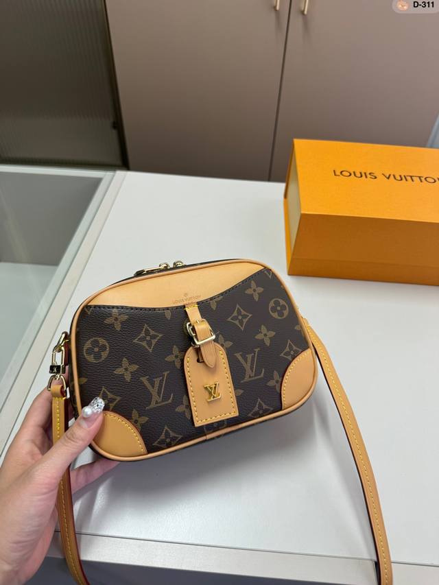 Lv Deauville 相机包 最最最新上线哦 耐看 实用且能装 老花经典款 绝对的高级货 搜索lv 相机包 D-311尺寸18.8.13 折叠盒