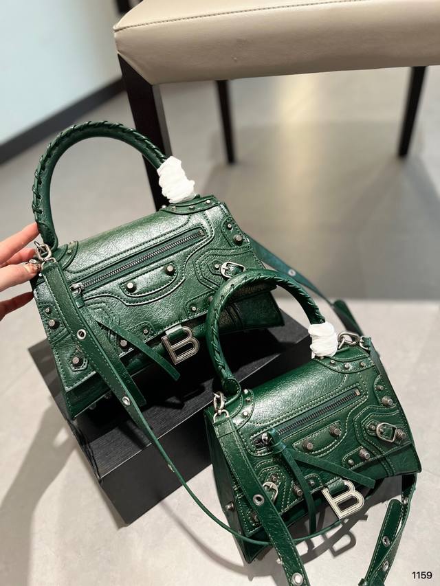 大号 小号 巴黎世家机车沙漏包 Balenciaga沙漏与机车包联名你听过吗 看看这只 Hourglass沙漏包与le Cagole 机车包的集合体沙漏包身种满