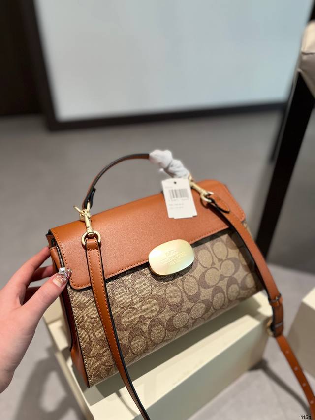 折叠礼盒 Coach 新品 Eliza 系列手提包 Coach新品来咯 全新系列eliza 系列链条包 员8 适合日常出行和旅游出行使用 方便的链条可以斜挎或者 - 点击图像关闭