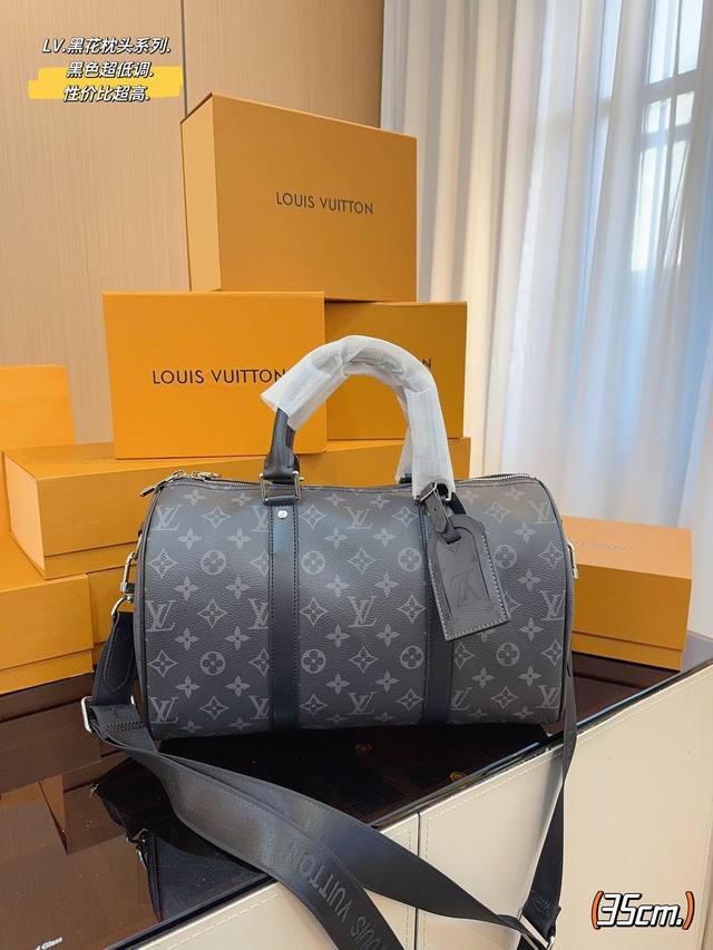 Lv X Nigo Keepall Xs 35枕头包 手袋是一款理想的都市手袋 标志性的造型与经典的 Monogram 帆布 加之多种携带方式和奢华的天然牛皮饰