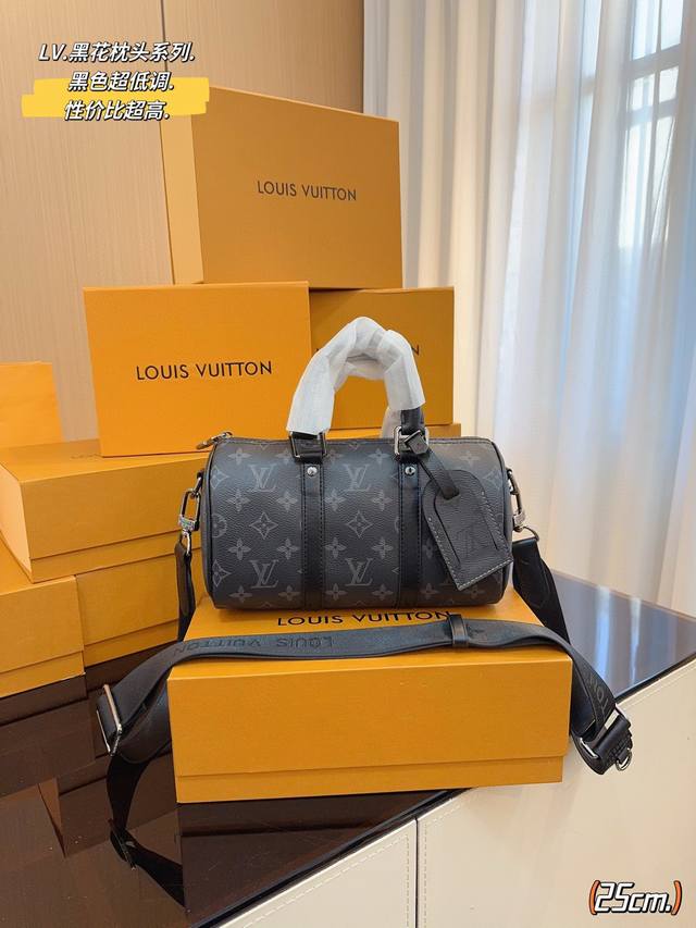 Lv X Nigo Keepall Xs 25枕头包 手袋是一款理想的都市手袋 标志性的造型与经典的 Monogram 帆布 加之多种携带方式和奢华的天然牛皮饰